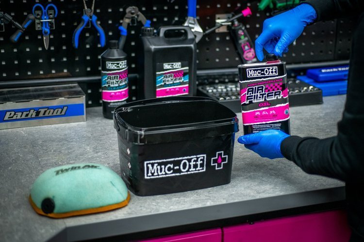 Muc-Off 20156 - Olej do nasączania gąbkowych filtrów powietrza - 1l