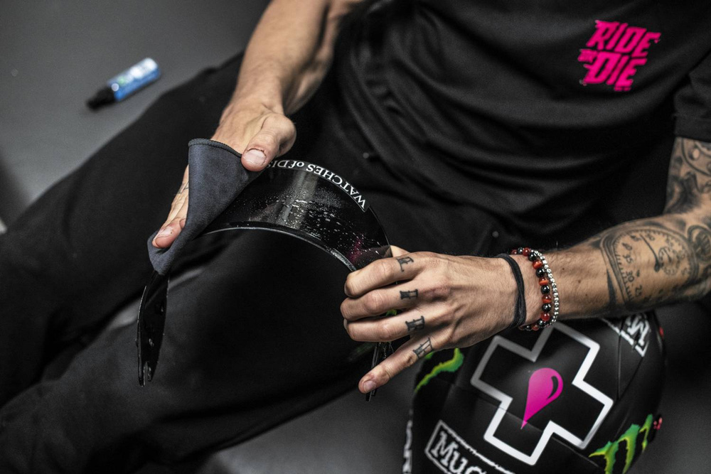 Muc-Off 212 - Preparat do czyszczenia wizjerów i szybek kasków